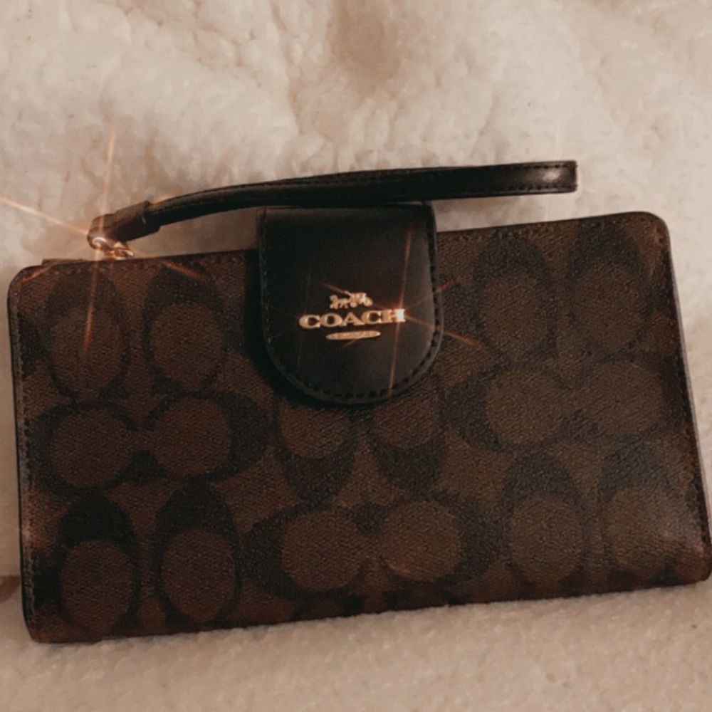 *** PENDING ***Medium size coach, wallet/phone carrier